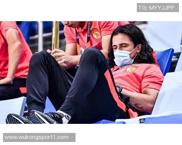 科贝电台报道坎塞洛已抵达巴萨明日将正式亮相引发球迷热议