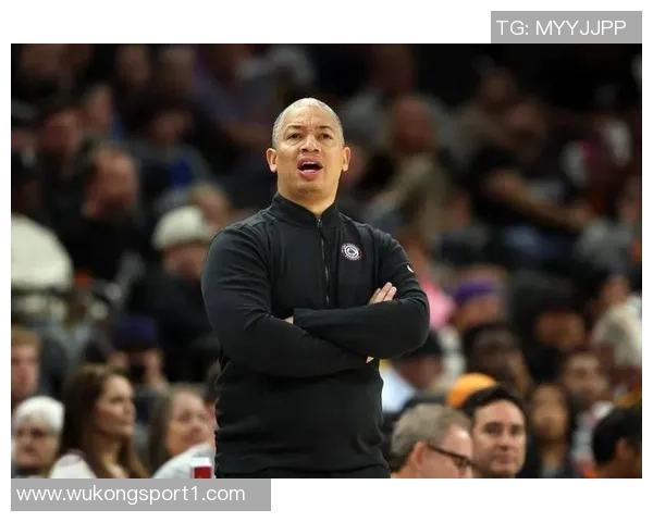 快船关键时刻小范指挥战术泰伦卢在场边无奈围观愤怒表情引热议 快船关键时刻小范指挥战术泰伦卢在场边无奈围观愤怒表情引热议