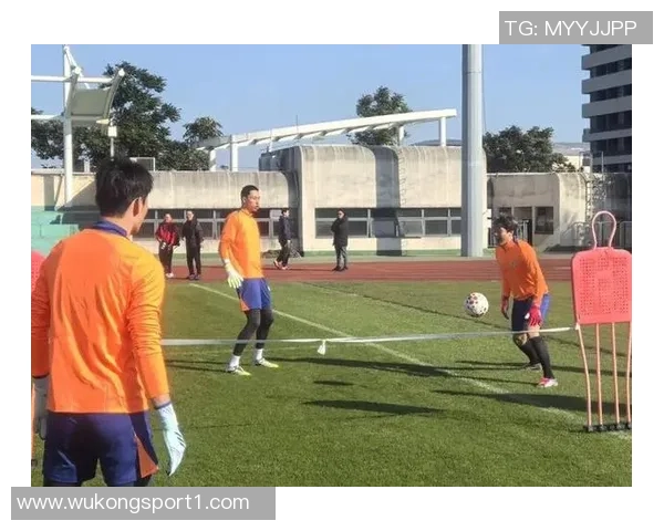 山东泰山队备战上海海港队赛前训练全景展现团队士气与战术准备